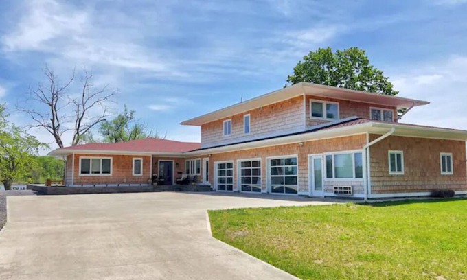 Athens House | Paradise On The River