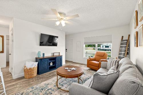 Coquina Gables Apartment | Paradise Palms - Nautilus Suite - Pool - Steps to Ocean - 10 min to Downtown!