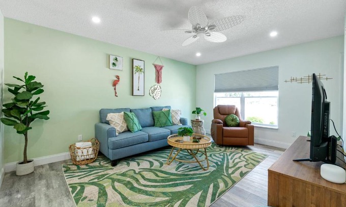 Coquina Gables Apartment | Paradise Palms- Tropic Suite- Pool - Steps to Ocean - 10 min to Downtown