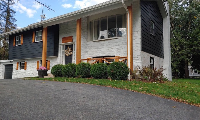 Gordonville House | Paradise Place-Spacious home with Hot Tub+Fire Pit