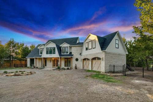 Waxahachie House | Paradise Tiger Mansion 6BR W Pool, Weddings Events
