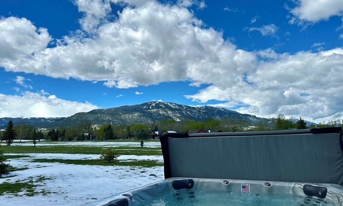 Red Lodge House | Paradise View a dog-friendly vacation rental home with Hot Tub & Wi-Fi.