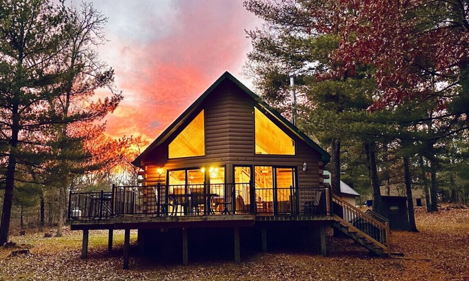 Markville Cabin | Pardun Rd · Quiet waterfront on Yellow River, lake access!