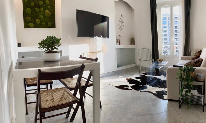 Neuilly-sur-Seine Apartment | Paris/Tour Eiffel/Louvre/Arc de Triomphe/Champs Elysées