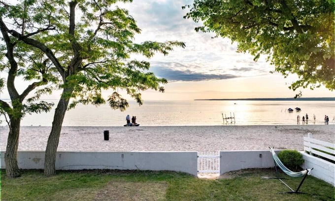 Sylvan Beach House | Park Combo | 6BR Waterfront | with Hot tub Sleeps 19!