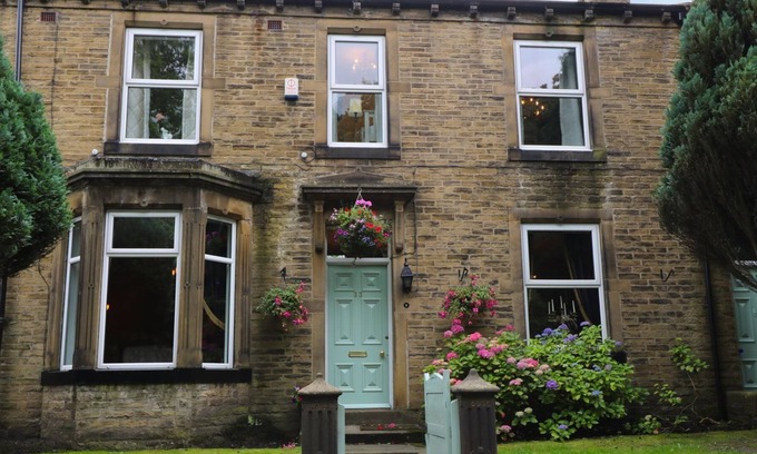 Haworth Cottage | PARK HOUSE, pet friendly, with a garden in Haworth