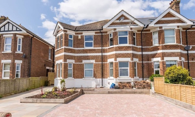 Poole Apartment | Park Lake View - Poole Park Lake Views