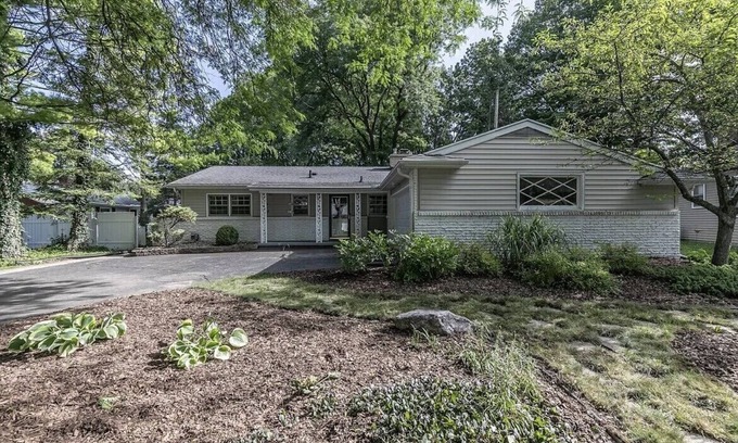 Lansing House | Park-like and sports bar - close to MSU