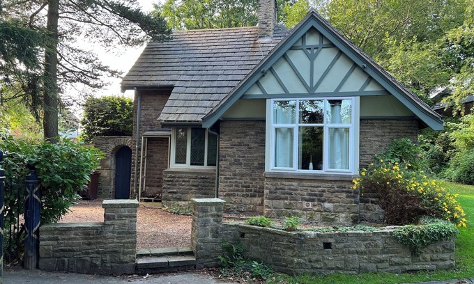 Padfield Cottage | Park Lodge with hot tub. Peak District access with direct trains to Manchester
