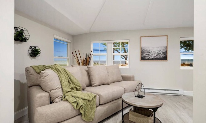 Sylvan Beach House | Park Peaks on the Beach| 4BR Waterfront | Hot tub | Sleeps 12!