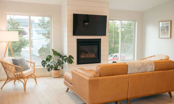 Park Point House | Park Point Beach Home🌲 Family Retreat ☀️ 🌊 Pet Friendly 🐾