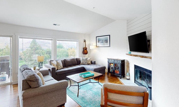 Chelan Apartment | Park Pointe: Sunny Days (B302)