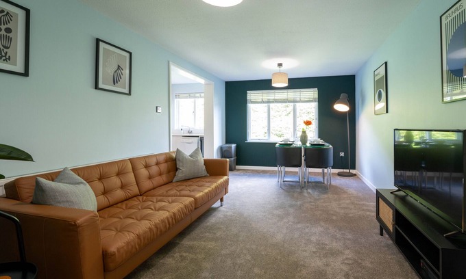 Salfords Apartment | Park View Apt | Private Parking | Near ESH