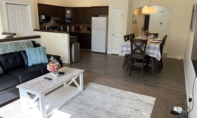 Grande Prairie House | ❤️ Park View, King Bed, Bright, Modern, Fully Stocked