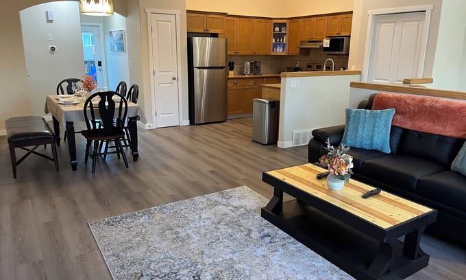 Grande Prairie House | ❤️ Park View, King Bed, Bright, Modern, Fully Stocked