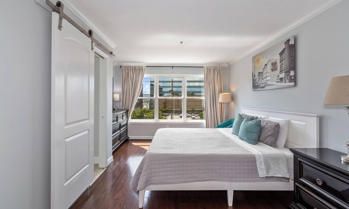 Rutledge Hill Condo | Park4Free! Walk 2 Broadway! Balcony