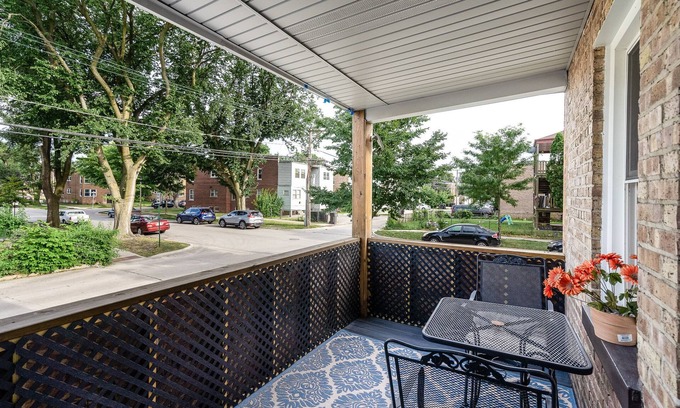 Skokie Condo | PARKING, BALCONY near NAPA, UNIVERSITIES, RAVINIA, GOLFING & TRAIN to CHICAGO