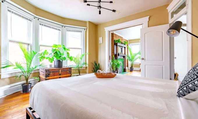 Victorian Village House | Parking Free – King Bed – Short North – Convention