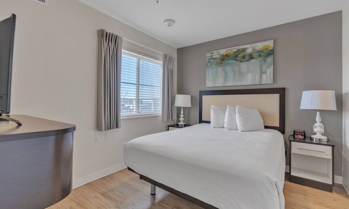 Far North Central Apartment | Parking I Properties by Preston I Comfy 2 Bed Apt