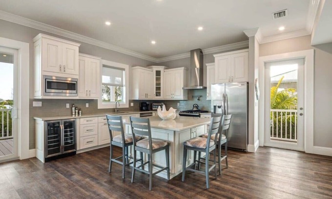 Key West House | Parking, Pool & Dock - Evershore House