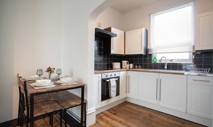 Lincoln House | * Parking * Smart TV * Sleeps up to 7 * Fast Wi-FI