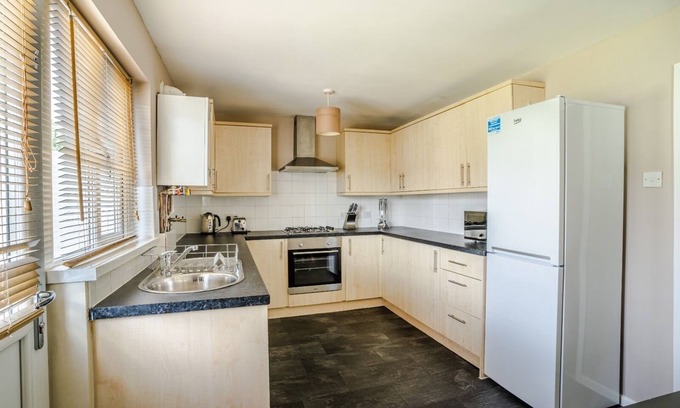 Pontlliw and Tircoed House | Parking, Smart TV in Each Room!