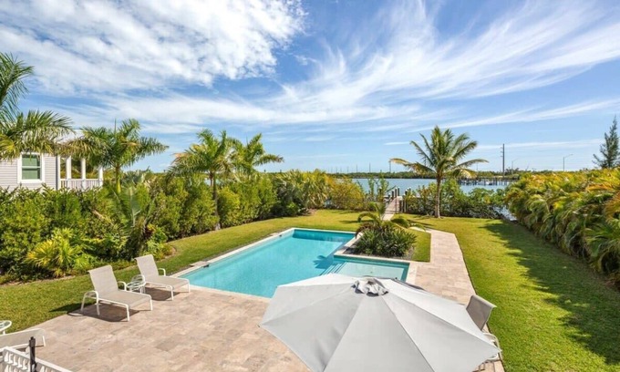 Key West House | Parking, Pool & Dock - Waterlane House