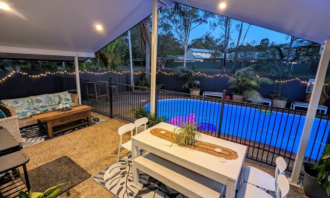 Helensvale House | Parkland Paradise Pool. Family -near Theme Parks- Pet Friendly
