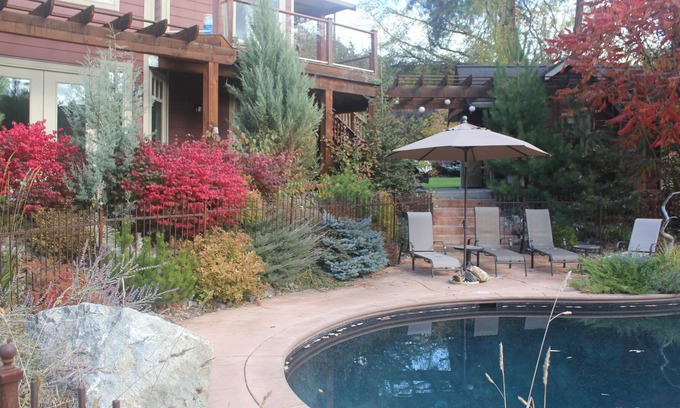Coldstream House | Parklike property on Coldstream creek, with pool, minutes to Kal beach