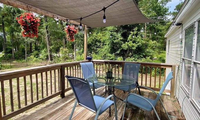 Fort White House | Parks, Springs, Nature getaway 3-bedroom mobile home WiFi, AC in l Fort White