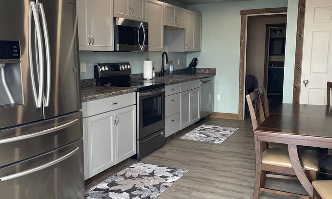 Gardiner House | Parkway Yellowstone Guest House #7