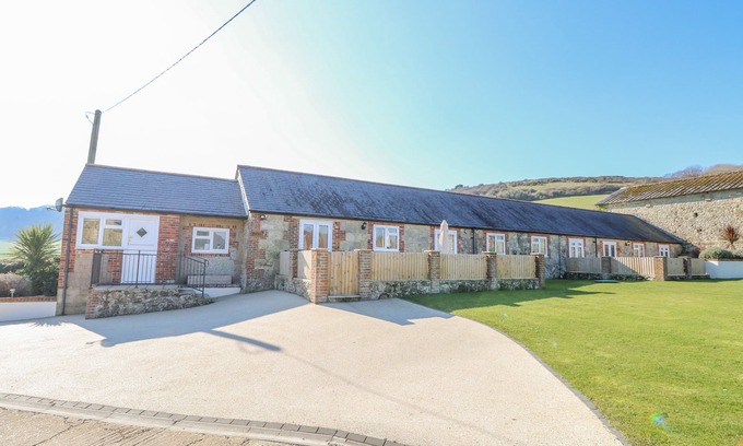 Newport Cottage | PARLOUR COTTAGE, family friendly, with a garden in Gatcombe