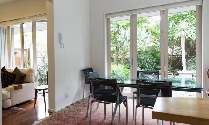 Parnell House | Parnell Ridgetop Townhouse. Walk to shops, restaurants and attractions