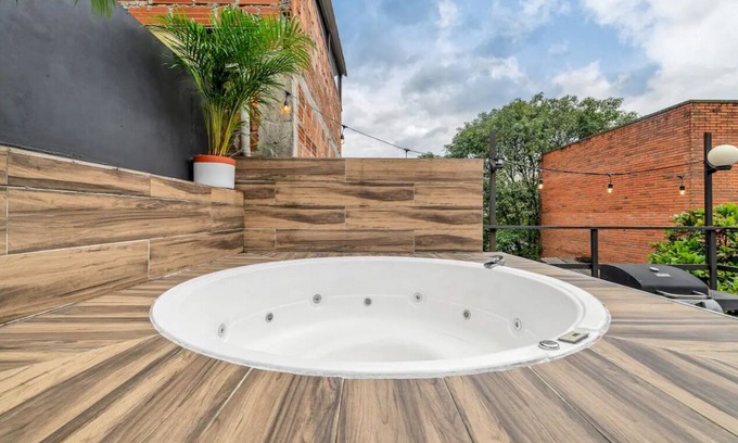 Las Lomas I Apartment | Parque Lleras jacuzzi, with AC, 100mb wifi