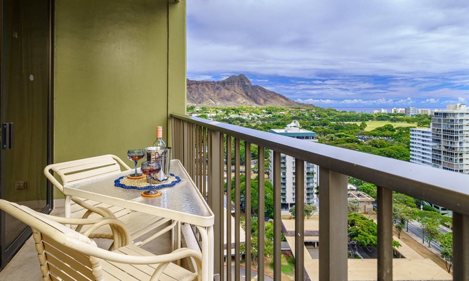 Waikiki Condo | Partial Ocean View Waikiki Suite, Close to beach, AC, Free Wi-Fi & Pool!