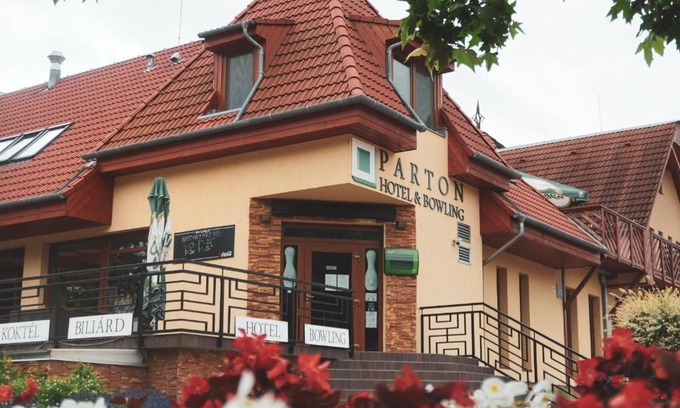 Tiszakecske Hotel | Parton Hotel & Bowling