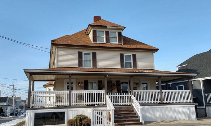 Hampton House | ♡ Party On The Porch! ༺☆༻ Huge Modern Beach House Steps To The Sand and Strip!