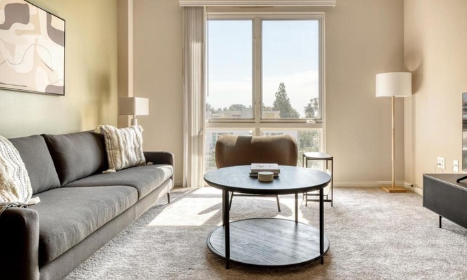 Old Pasadena Apartment | Pasadena 1BR w Gym Pool nr Colorado Ave LAX-855