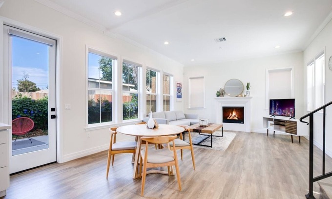 Lamanda Park House | Pasadena Retreat: Modern Home w/Lush Backyard