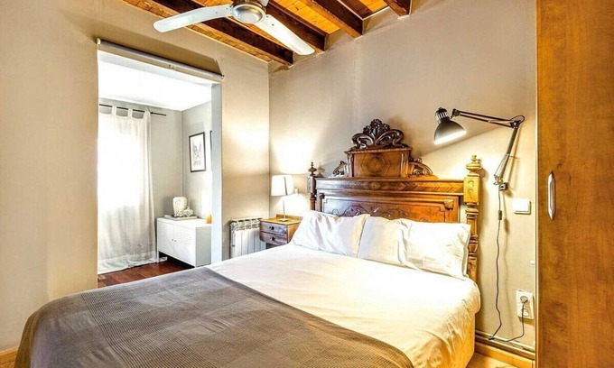 L'Antiga Esquerra de l'Eixample Apartment | Paseo de Gracia sunny 2BR penthouse