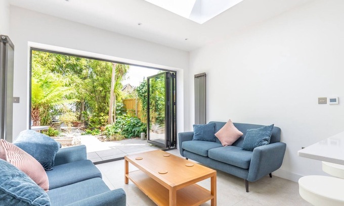 Tudor House | Pass the Keys | Stunning 4Bed Oasis in Kingston, With Parking