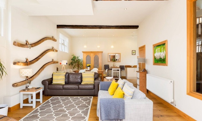 Shottery House | Pass the Keys | Charming 3 Bed in Historic Shottery