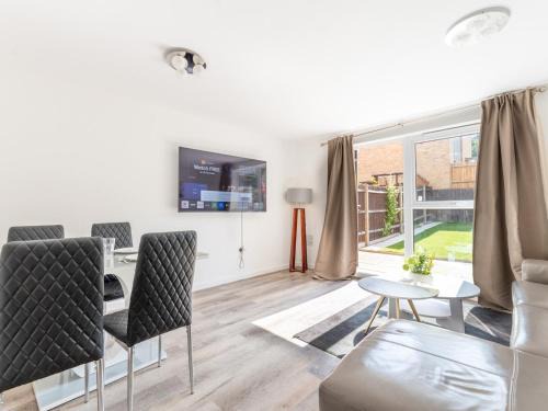 Charlton House | Pass the Keys 2 Bedroom House Free Parking Near Charlton Stn