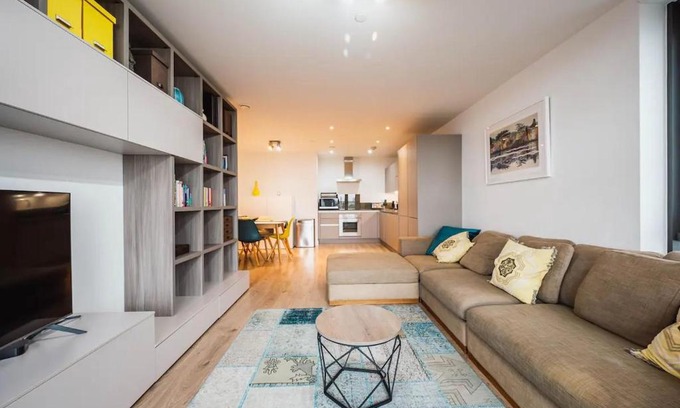 London City Centre Apartment | Pass the Keys 3 Bed 2 Bath with Stunning Views from the 8th Fl