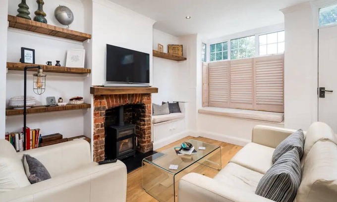 Chorleywood West House | Pass the Keys | Beautiful Period Cottage in Chorleywood Sleeps 6
