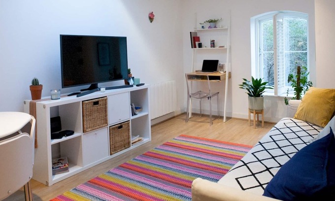 North Woolwich Apartment | Pass the Keys | Bright Modern flat by City Airport