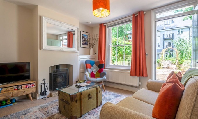 Canterbury House | Pass the Keys | Charming 2 bed cottage with parking in Canterbury