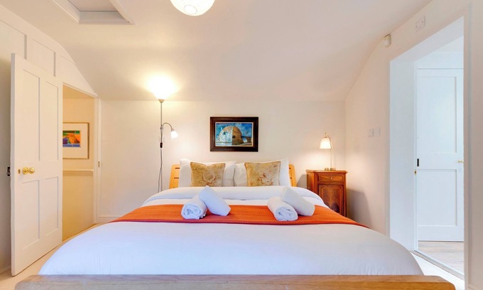 Cambridge House | Pass the Keys | Charming Cottage in City Centre with Free parking