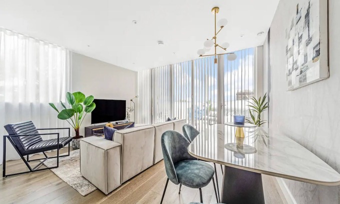 Munster Apartment | Pass the Keys | Contemporary Fulham Penthouse with Large Balcony