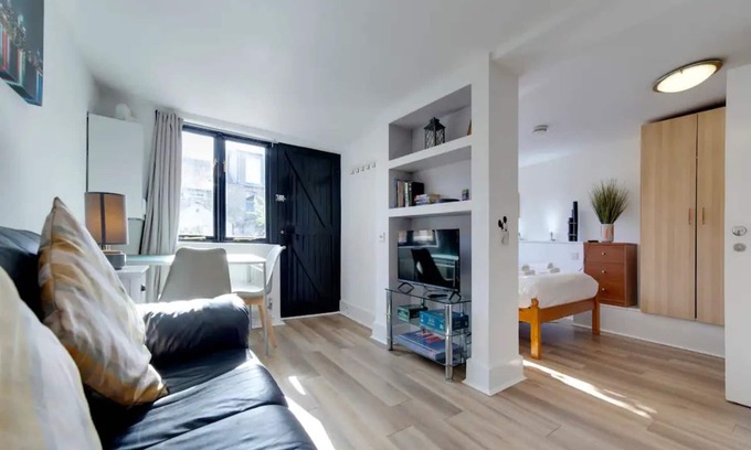 Cambridge House | Pass the Keys | Cosy Cabin in Central Cambridge Free Parking